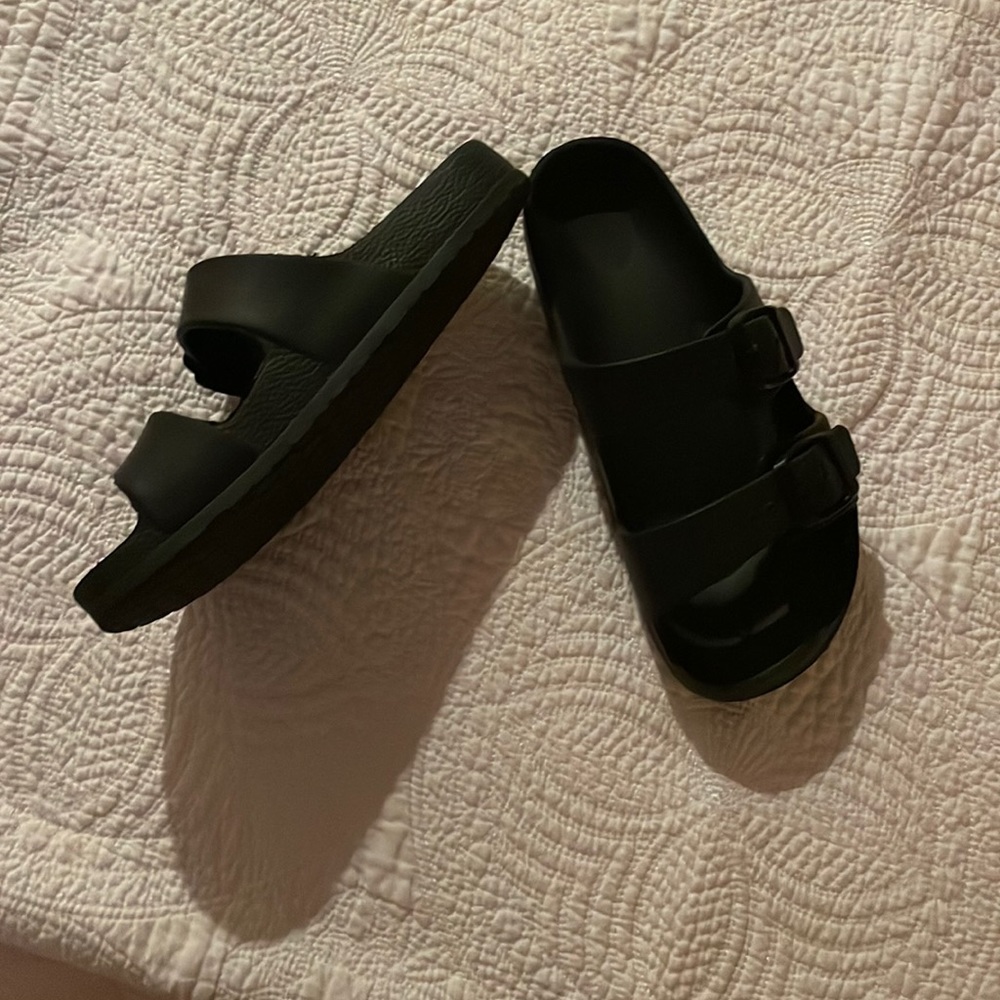 a black sandle